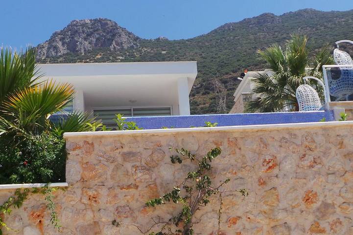 Moderne Villa mit 4 Schlafzimmern, fantastischem Meerblick, täglicher Reinigung, beheiztem Pool, 2 Bars in Kaş, Saklıkent