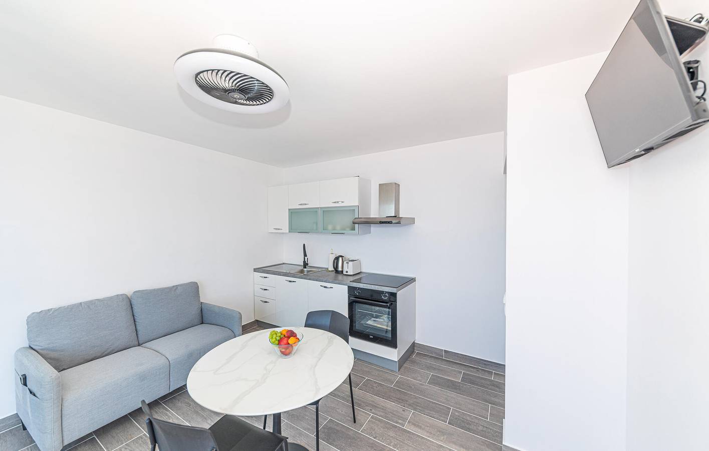 Ganze Ferienwohnung, Gemütliche 1-Zimmer-Wohnung mit Terrasse, 1 km vom Strand entfernt in Stanici, Omis-Riviera