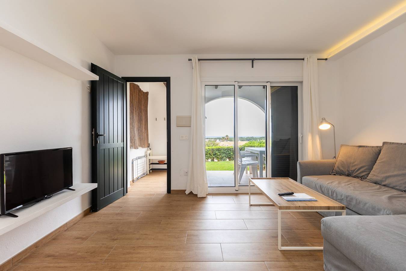 Apartamento entero, Apartamento 'Costa Arenal' con piscina compartida, Wi-Fi y aire acondicionado in Arenal d'en Castell, Es Mercadal