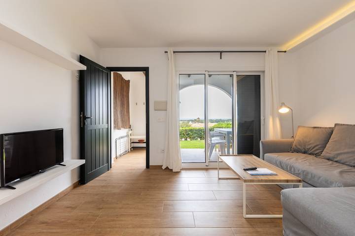Ganze Wohnung, Ferienwohnung 'Costa Arenal' mit Gemeinschaftspool, Wlan und Klimaanlage in Arenal d'en Castell, Es Mercadal