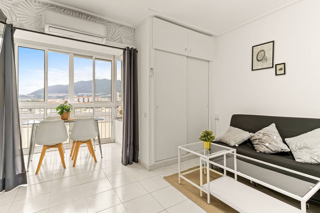 Entire apartment, Apartment 'Agata' with Sea View, Wi-Fi and Air Conditioning in Benalmádena Costa, Benalmádena
