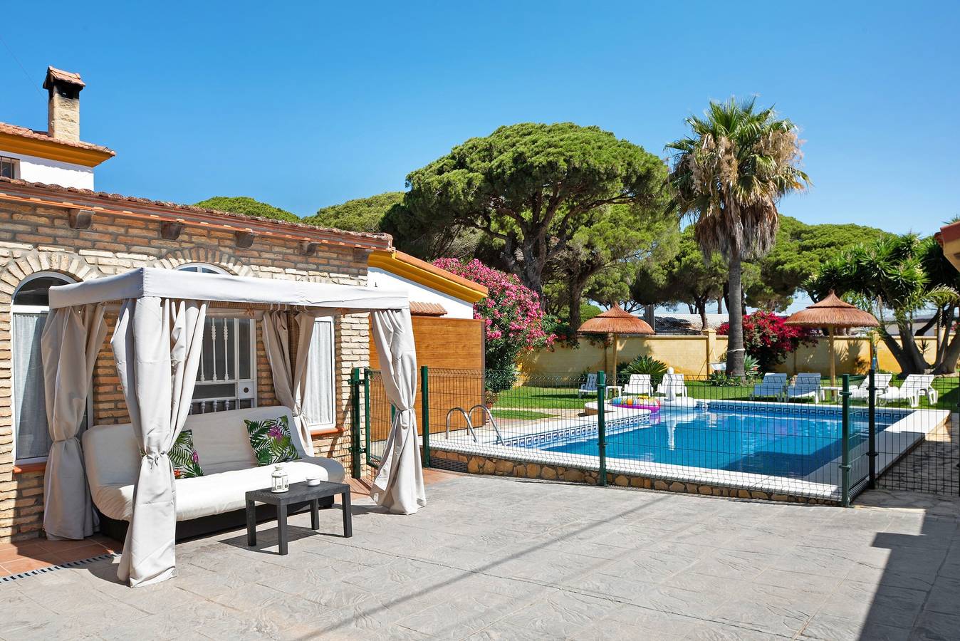 Luminoso apartamento con A/C, piscina, terraza, jardín y Wi-Fi; aparcamiento disponible in Conil de la Frontera, Costa de la Luz