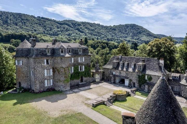 Chambre d’hôte pour 4 personnes, avec Terrasse et Jardin ainsi que Piscine et Vue dans le Cantal