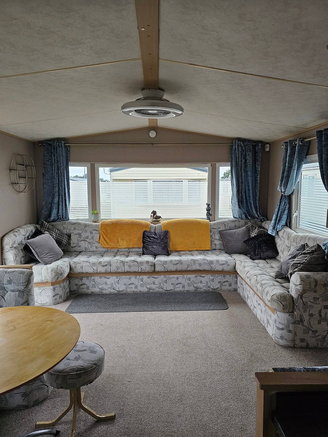 3 Bed Caravan - Sleeps 8 - Parking - Wifi in Porthcawl, Région de Bridgend