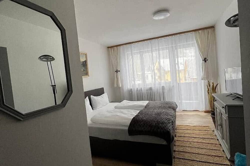 Ganze Wohnung, Schönes Doppelzimmer mit Balkon in Steinsfeld, Taubertal