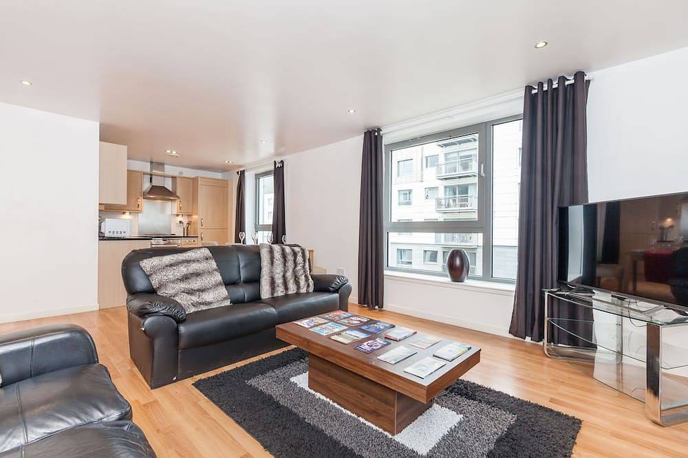 Entire apartment, Providing Stylish City Living within the vibrant shore area in Leith, Edinburgh