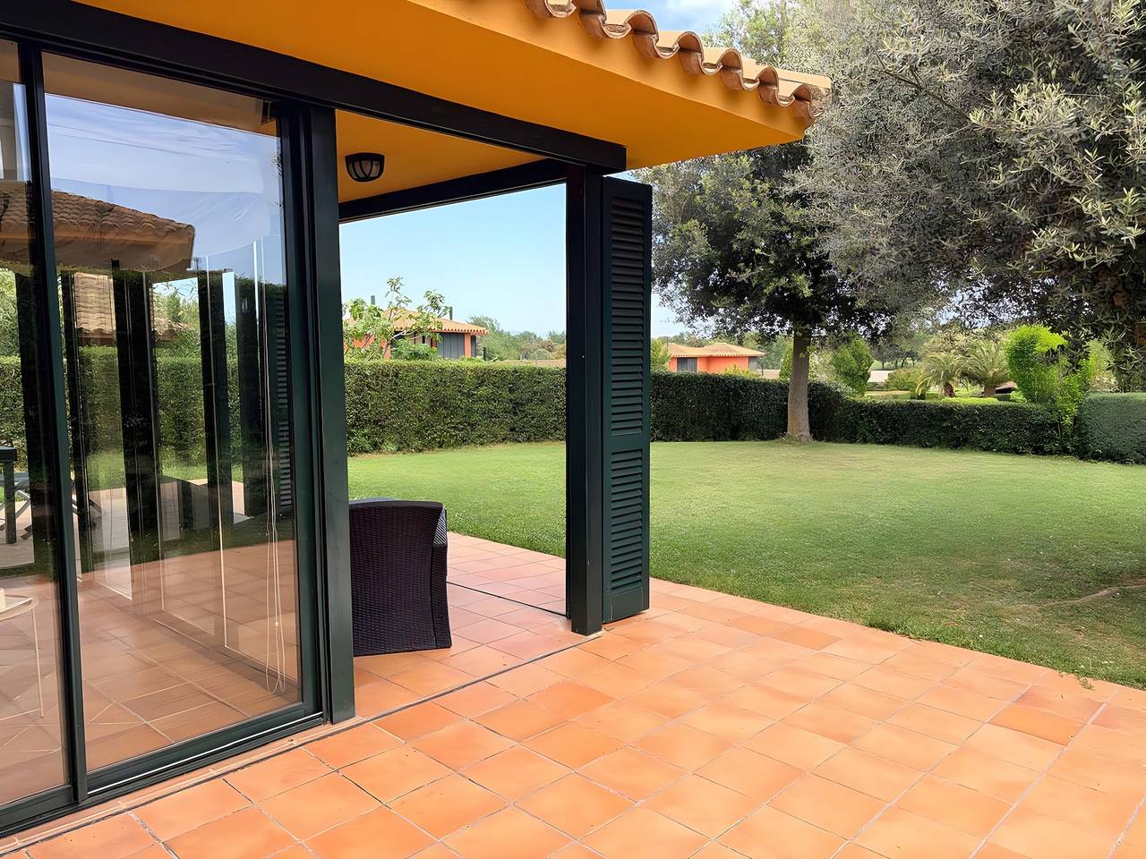 Villa « Isabelle » avec piscine partagée, terrasse privée et Wi-Fi in Navata, Haut-Ampurdan