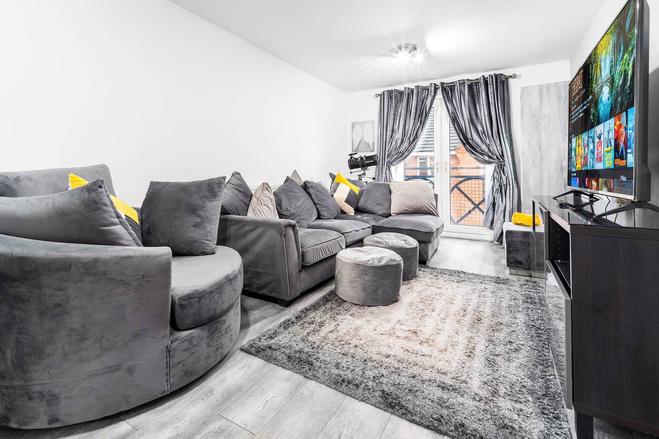 Entire vacation apartment, Stunning 2-Bed Apartment in Tipton Sleeps 3 in Sandwell, Birmingham Area