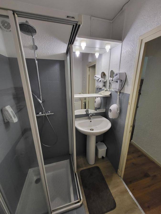 Double Room with Private Bathroom in Sennecé-lès-Mâcon, Mâcon