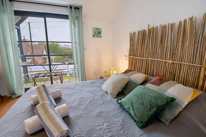 Bed and Breakfast 'Chambre Bambou' with Shared Terrace, Balcony and Wi-Fi in Caen, Caen Området