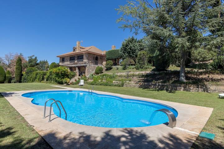 Casa rural para 14 personas, con Jardín en Narrillos de San Leonardo