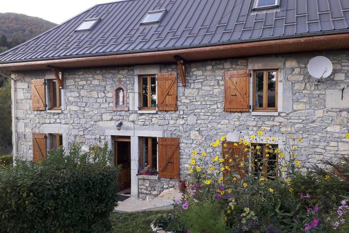 Location de vacances pour 8 personnes, avec Terrasse et Jardin à Entremont-le-Vieux