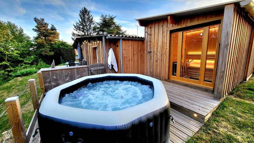 Location de vacances pour 2 personnes, avec Jacuzzi et Terrasse ainsi que Jardin et Sauna à Lavoux