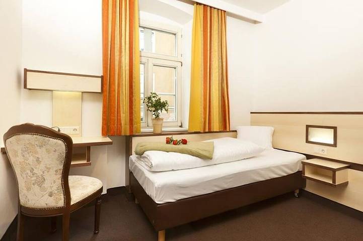 Doppelzimmer mit Dusche od. Bad, Wc - Hotel Goldene Krone in Stubaier Alpen, Innsbruck