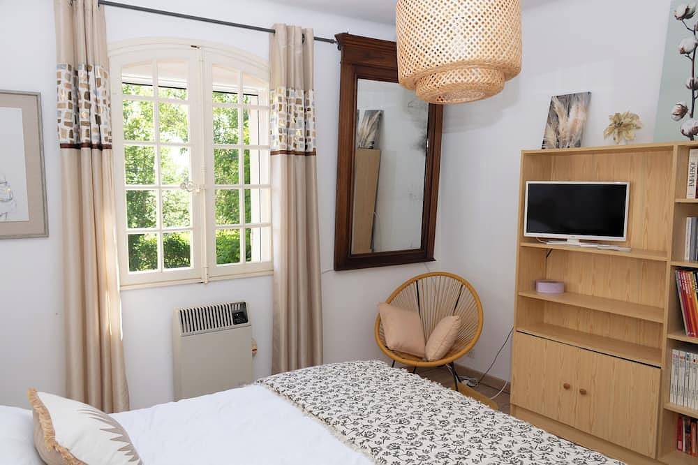 Villa Provencale Face Au Luberon in Cabrières-d'Avignon, Parc naturel régional du Luberon