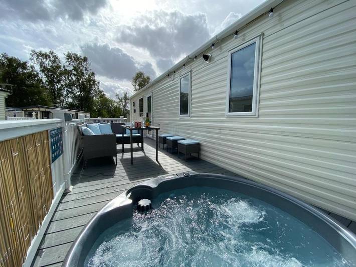Cottage for 6 people, with Hot tub and Terrace as well as Garden and Pool in Lincolnshire