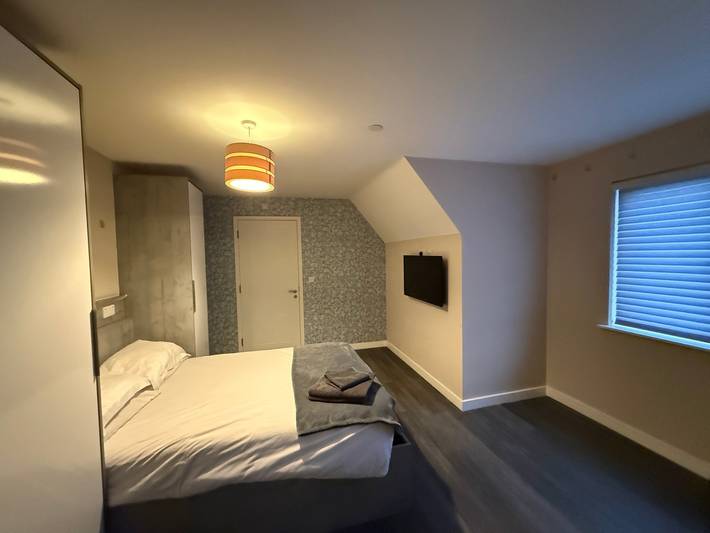 Entire apartment, Modern Egham Apartment for Six in Thorpe Park, Surrey