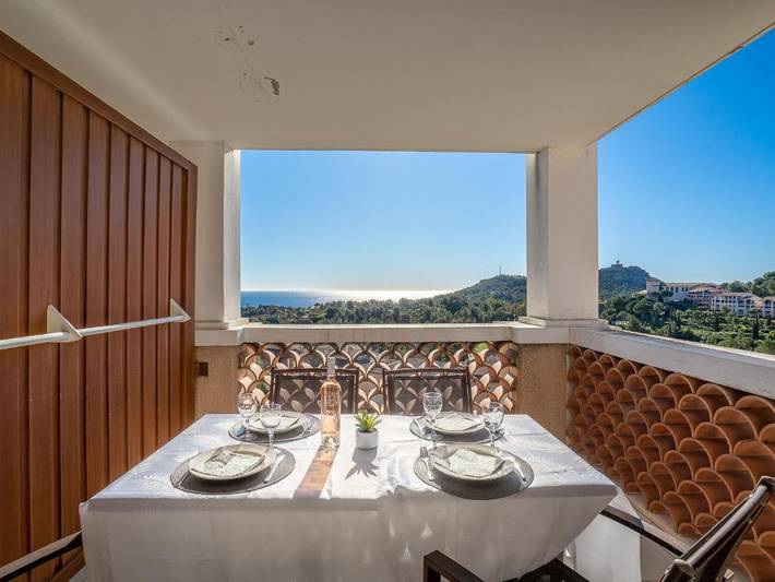 Location de vacances pour 4 personnes, avec piscine ainsi que terrasse et jardin dans Le Dramont