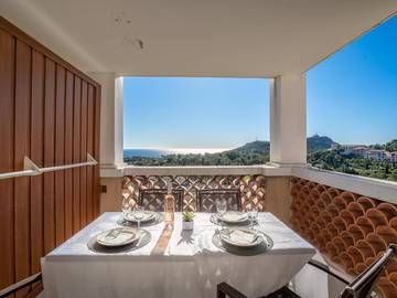 Gîte pour 4 personnes, avec terrasse ainsi que piscine et jardin dans Gare Du Dramont