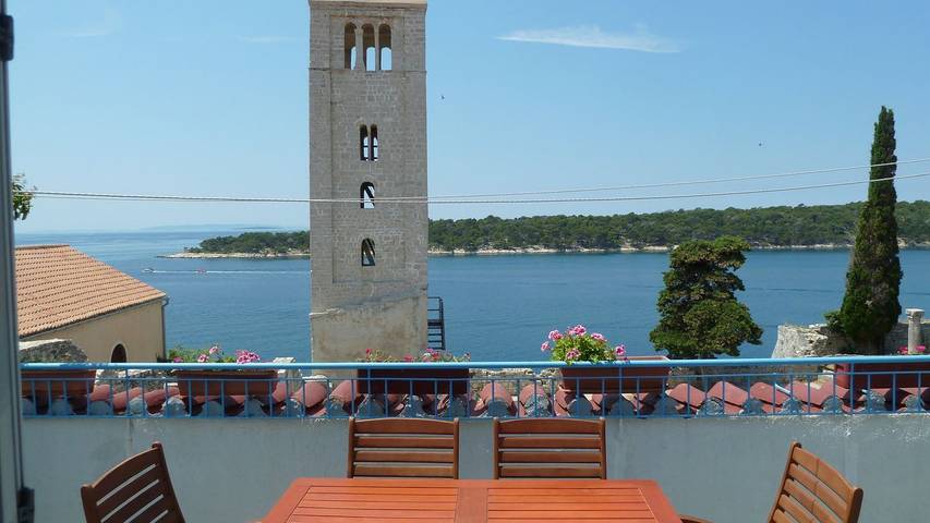 Ferienhaus für 8 Personen, mit Ausblick und Terrasse in Rab Stadt