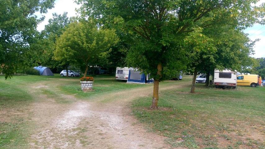 Camping pour 4 personnes, avec terrasse, animaux acceptés