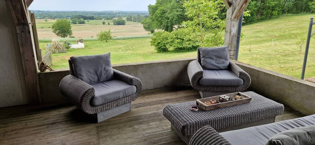 Amplia casa vacacional con jacuzzi, tres terrazas y vistas panorámicas en Lot-et-Garonne in Douzains, Región de Villeneuve-sur-Lot