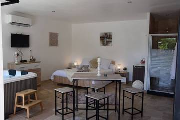 Gîte pour 2 personnes, avec jacuzzi ainsi que jardin et terrasse à Beynac-et-Cazenac