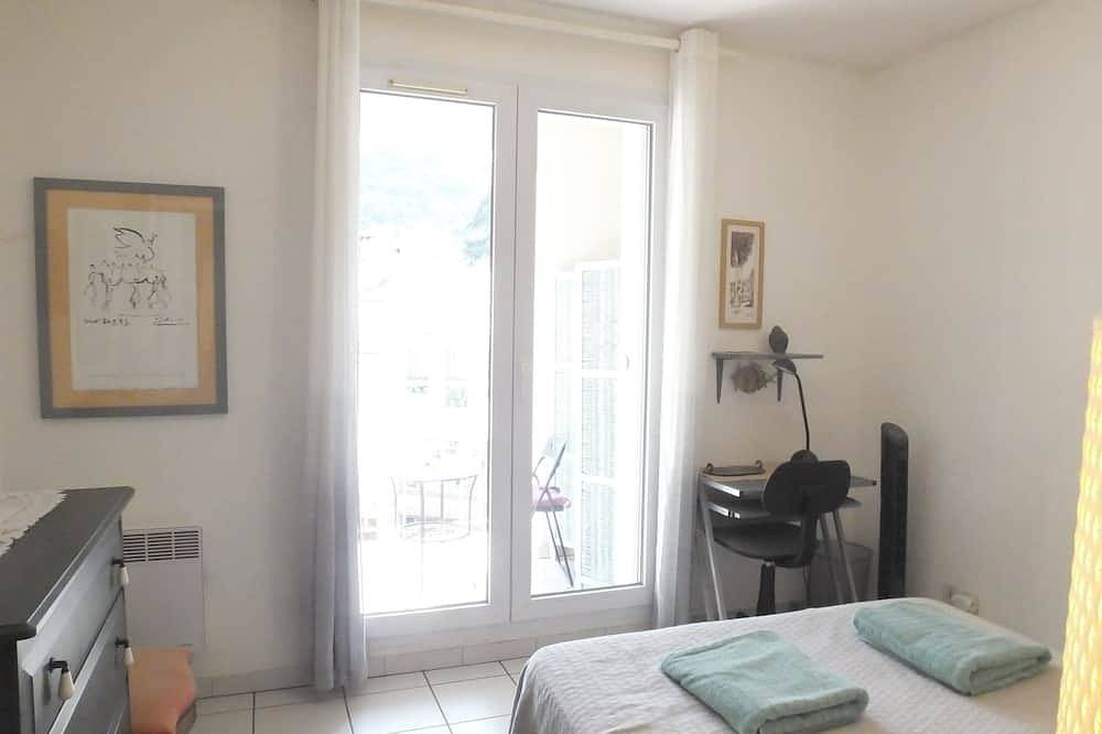 Entire apartment, Ceret Centre -Sun-Filled Apt, mountain views with A/C in Céret, Céret region