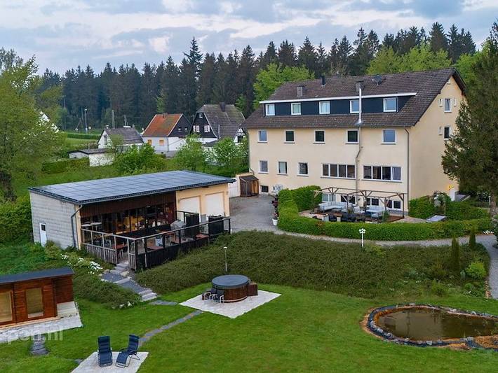 Ferienhaus für 32 Personen, mit Whirlpool und Terrasse sowie Sauna und Balkon/Terrasse in Hellenthal