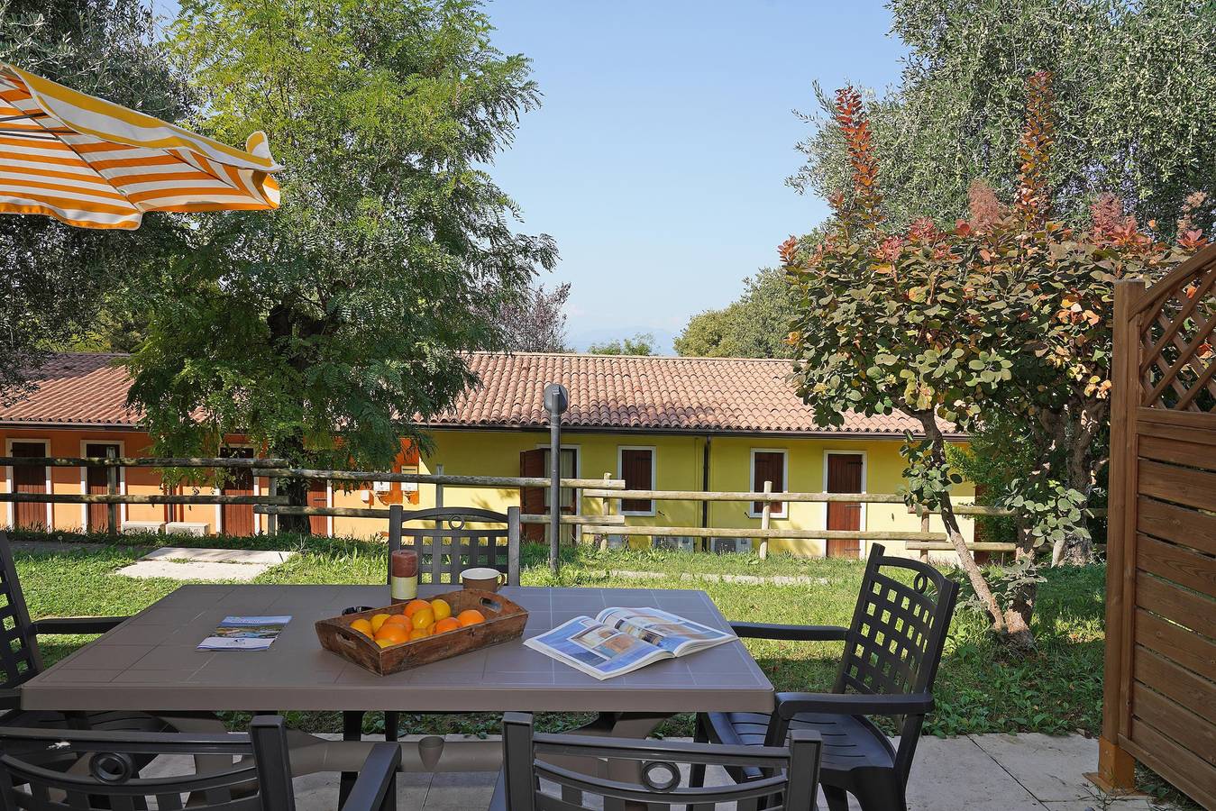 Ferienanlage Piani di Clodia Dreizimmer-Reihenhaus Trilo Valpolicella für 5 Personen in Lazise, Montañas Garda