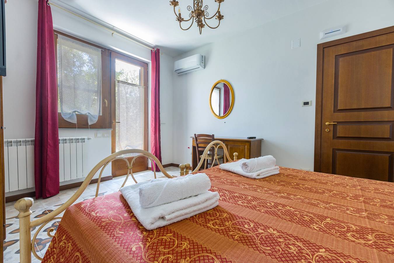 Zimmer 'Ghiro' mit Bergblick, Wi-Fi und Klimaanlage in Sant'Angelo di Brolo, Messina Provinz