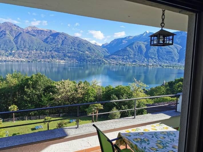 Ferienwohnung für 4 Personen, mit Balkon und Garten sowie Pool und Seeblick