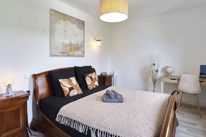 Entire apartment, Dans les étoiles - 2 bedroom with free parking near to the city center in Strasbourg, Strasbourg region