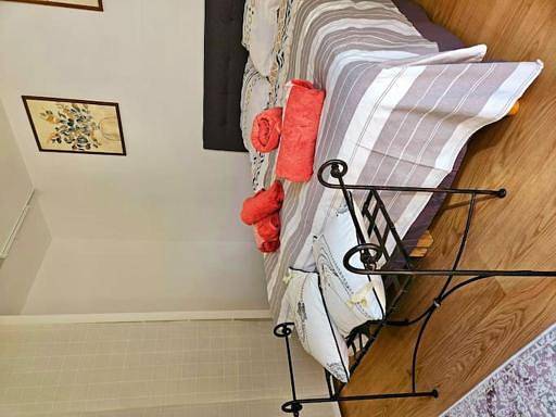 Location de vacances pour 6 personnes, avec vue ainsi que piscine et jardin, adapté aux familles dans Lac de la Cavayère - 4