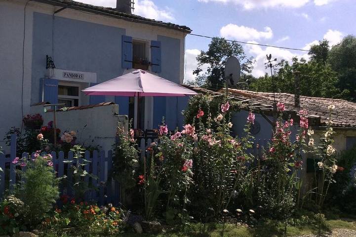 Gîte pour 4 personnes, avec terrasse à Rioux