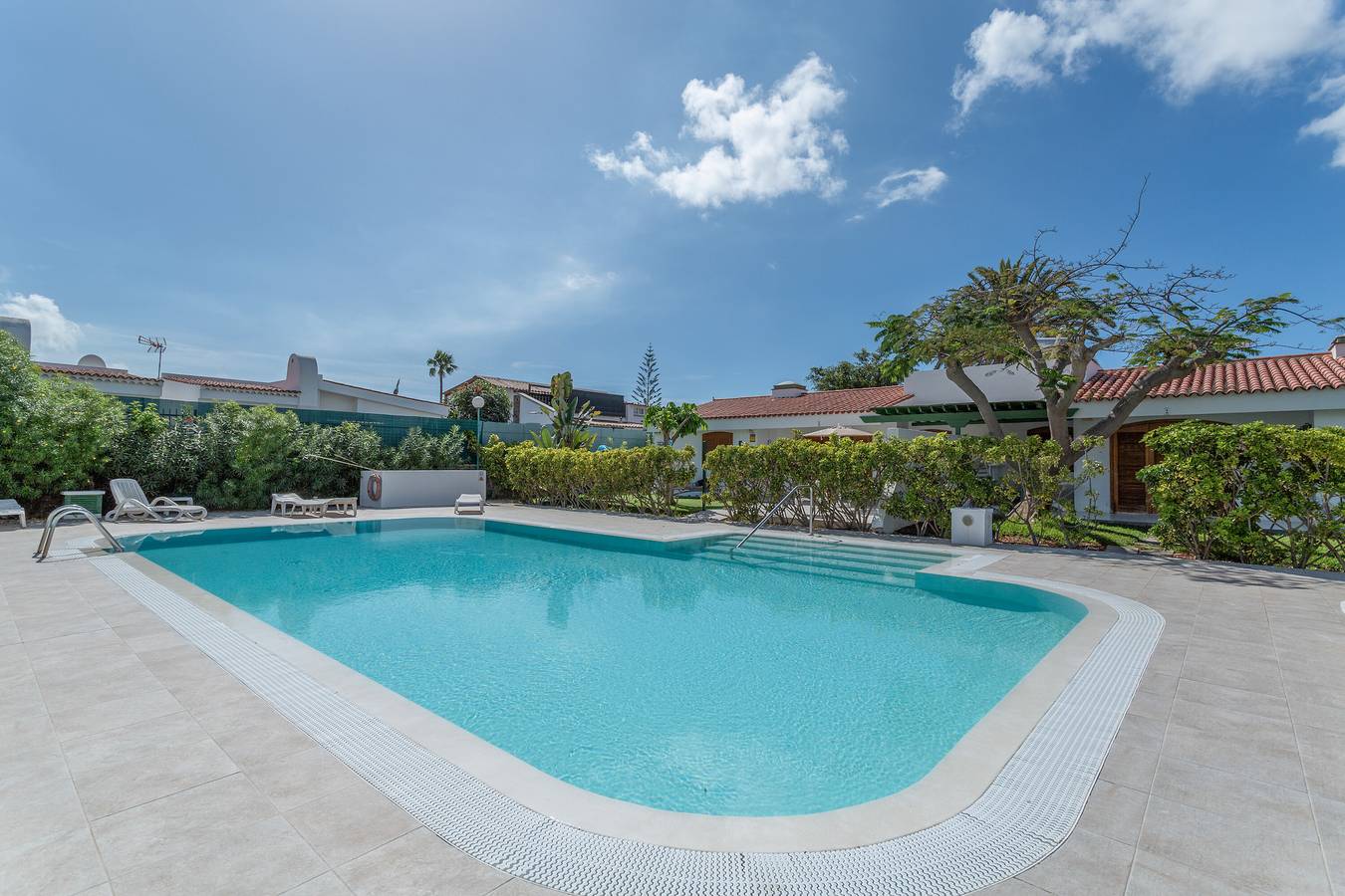 Casa Vacacional 'Maravilloso Bungalow en Maspalomas' con Piscina Compartida, Terraza Privada y Wi-Fi in Campo Internacional, San Bartolomé de Tirajana