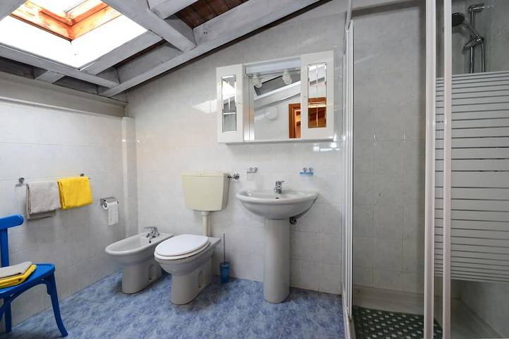 Ganze Wohnung, Penthouse apartment lake view wi-fi swimming pool parking with gate in Manerba del Garda, Gardasee-Berge