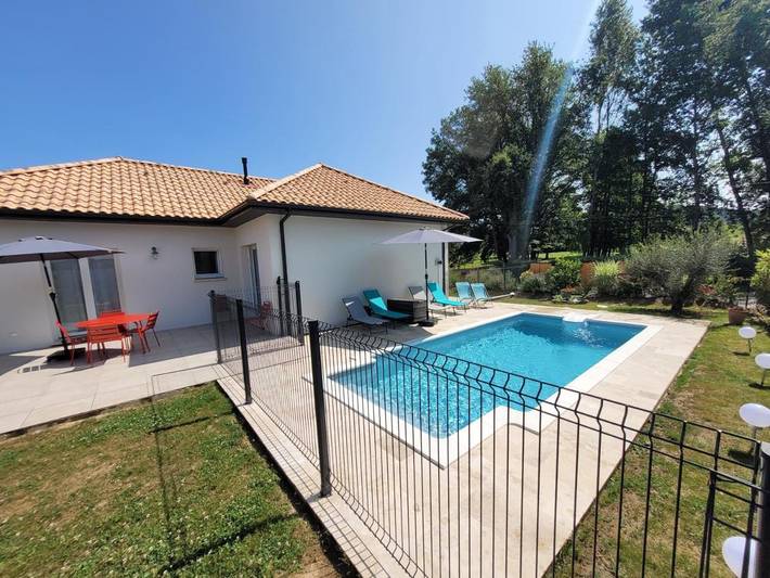 Location de vacances pour 5 personnes, avec jardin ainsi que vue et piscine à Lanzac - 3