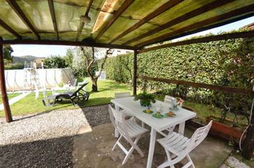 Vacation Rental for 6 Guests in Lucca, Colline Lucchesi, Picture 2