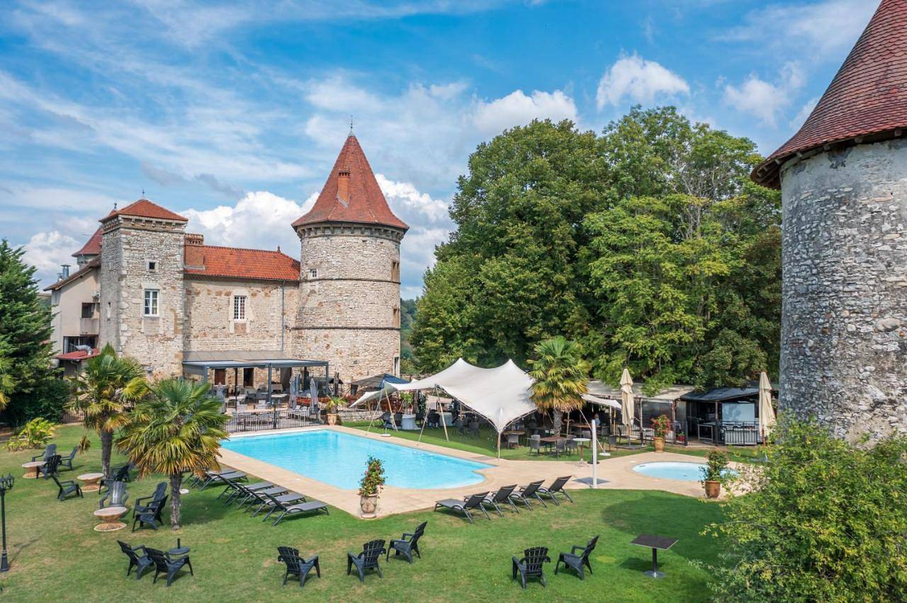 Les Dépendances du Château Chapeau Cornu in Vignieu, Région de La Tour-du-Pin
