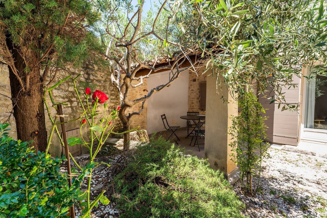 ‘Le Mazet en Provence de Cabrières-d’Avignon Gordes Luberon’ with Terrace, Private Garden & Wi-Fi in Cabrières-d'Avignon, Parc naturel régional du Luberon