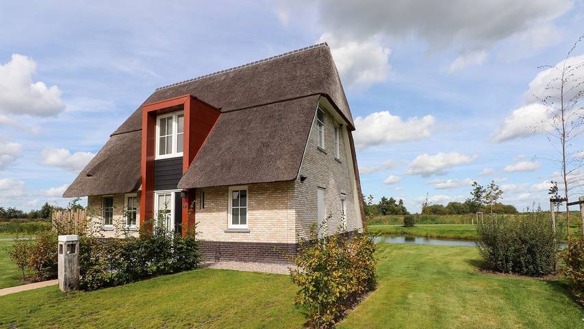 Villa voor 8 personen, with terras and tuin as well as sauna and whirlpool in Friesland