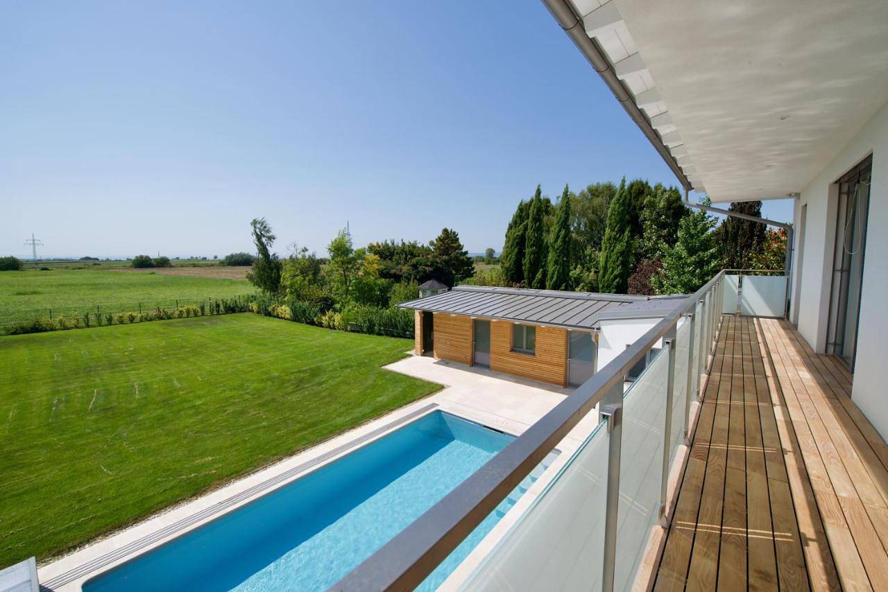 Villa 60, luxuriöse Villa mit Pool, Sauna und großem Garten in Gols, Neusiedlersee-Hügelland