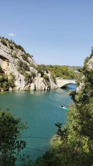 Gîte pour 4 personnes, avec vue et terrasse, animaux acceptés à Montmeyan