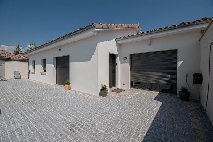 Location de vacances pour 6 personnes, avec piscine ainsi que vue et jardin à Crêches-sur-Saône - 2