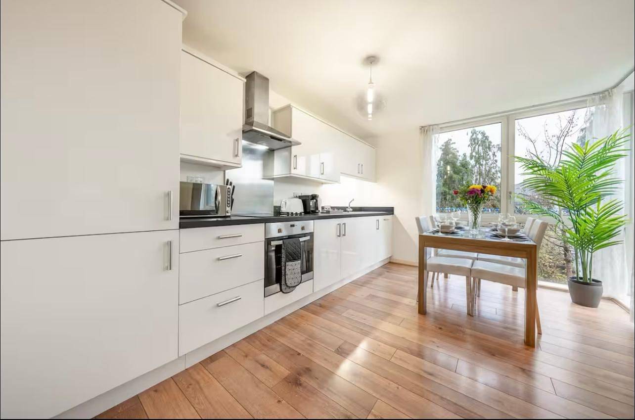 Entire holiday apartment, Luxurystaylong-Sleeps6-Freeparking-Freegym-Terrace in Hounslow, London