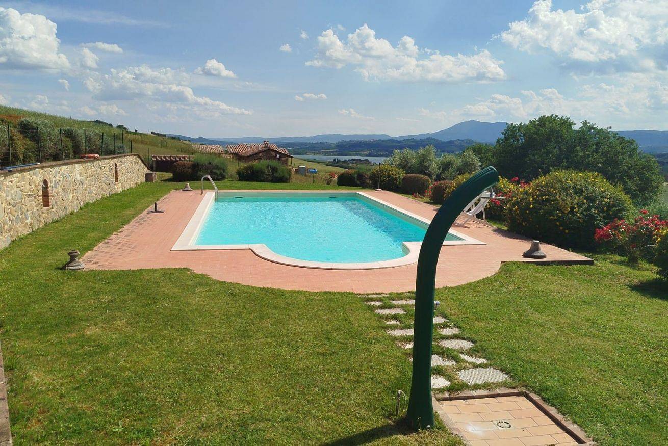 Apartamento entero, Guesthost - Il Glicine, apt with garden and pool in Castiglione del Lago, Lago Trasimeno