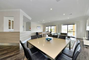 Holiday Home for 10 People in Mandurah, Western Australia, Photo 2