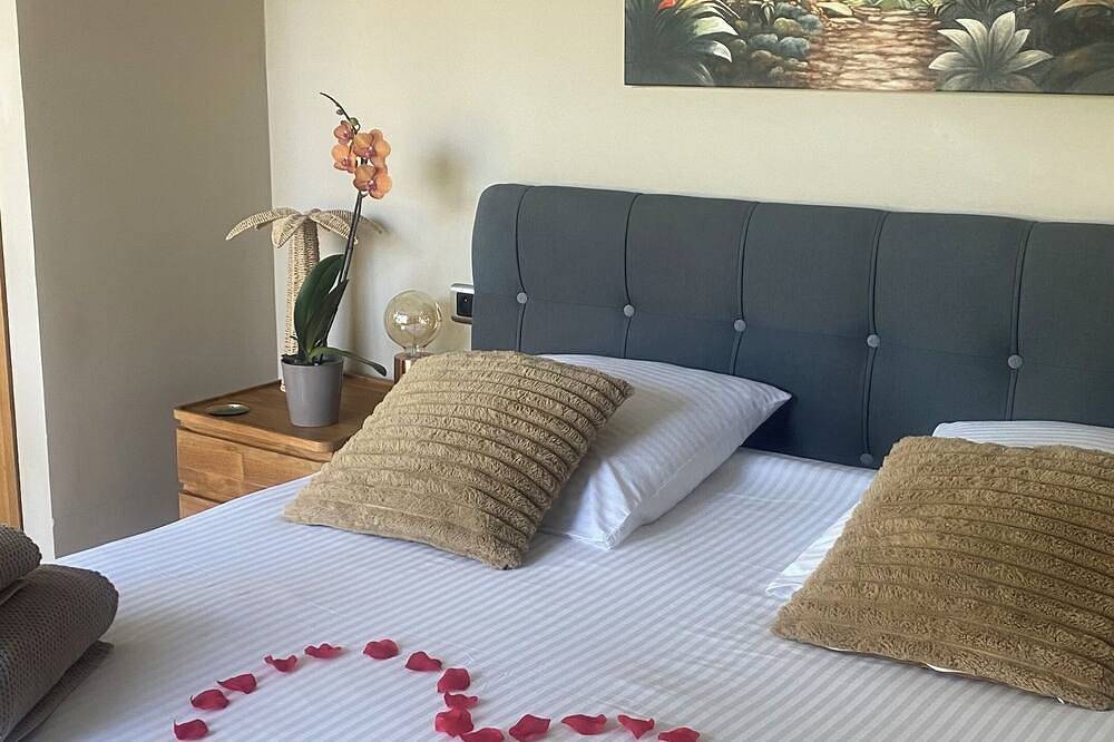 Entire apartment, Le Cocoon Lodge du Gapeau & Massage in Solliès-Pont, Toulon region