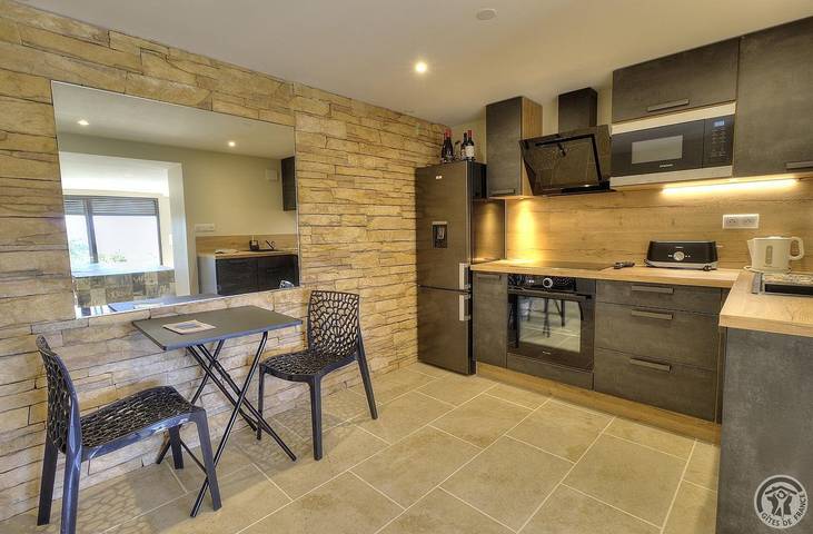 Gîte pour 2 personnes, avec Terrasse et Jardin ainsi que Piscine et Vue dans Rhône - 4